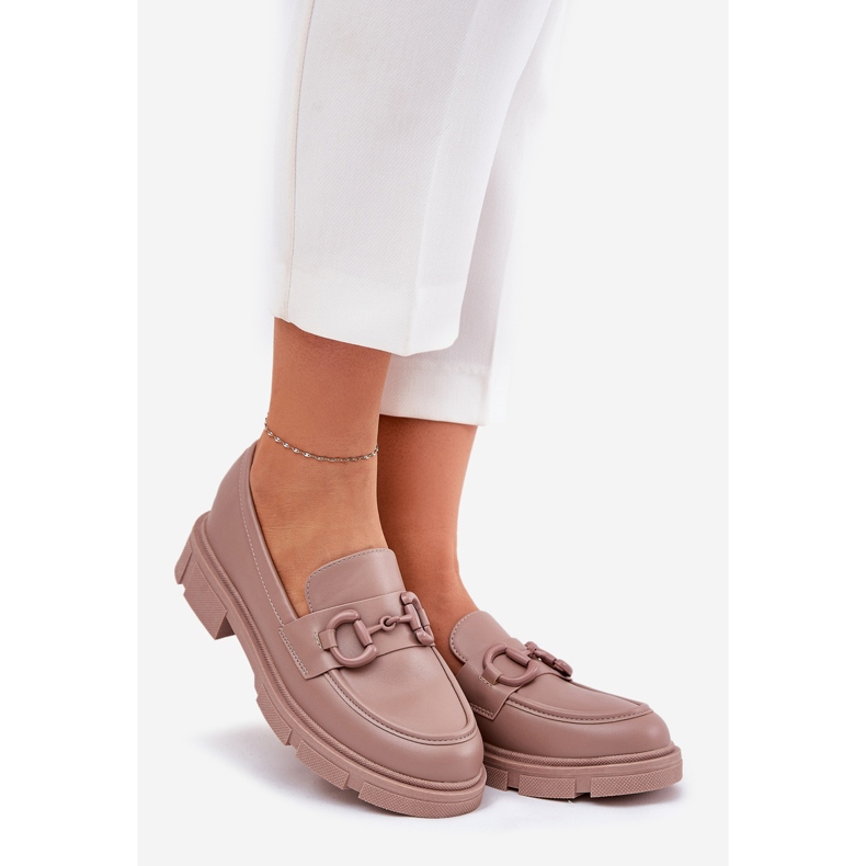 Mocasines de cuero ecológico para mujeres con detalles decorativos de color caqui beige 1