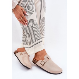 Zapatillas de mujeres y en la plataforma con un beige de hebilla 6