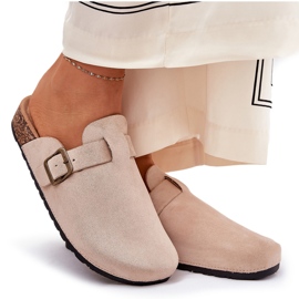 Zapatillas de mujeres y en la plataforma con un beige de hebilla 8