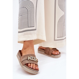 Zapatillas para mujeres con un detalle dorado en la plataforma con brillo caqui beige 2