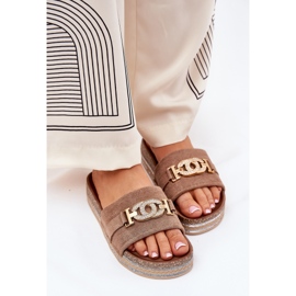 Zapatillas para mujeres con un detalle dorado en la plataforma con brillo caqui beige 5