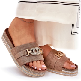 Zapatillas para mujeres con un detalle dorado en la plataforma con brillo caqui beige 8