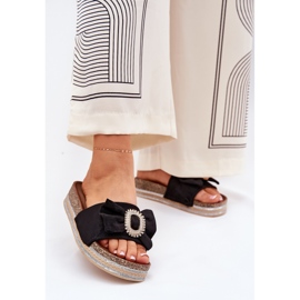 Flip fallas para mujeres en la plataforma con arco y un broche decorativo negro 2