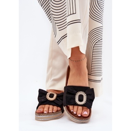 Flip fallas para mujeres en la plataforma con arco y un broche decorativo negro 3