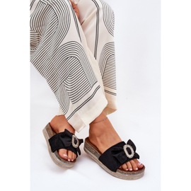 Flip fallas para mujeres en la plataforma con arco y un broche decorativo negro 7