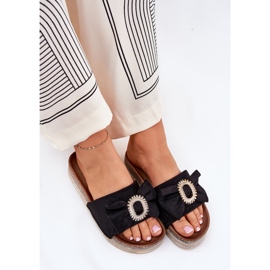 Flip fallas para mujeres en la plataforma con arco y un broche decorativo negro 8