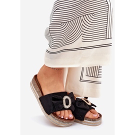 Flip fallas para mujeres en la plataforma con arco y un broche decorativo negro 1