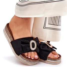 Flip fallas para mujeres en la plataforma con arco y un broche decorativo negro 9