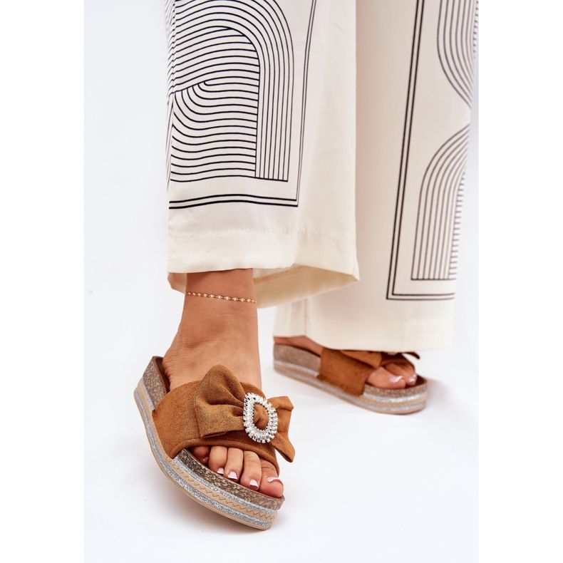 Flip fallas de mujeres en la plataforma con arco y un broche decorativo de camello marrón 2