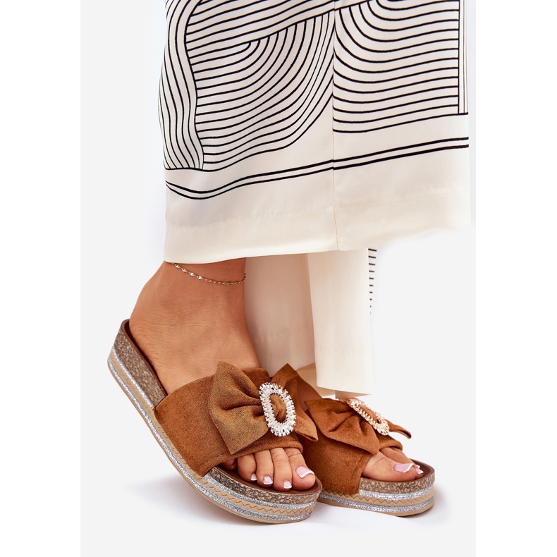 Flip fallas de mujeres en la plataforma con arco y un broche decorativo de camello marrón 1