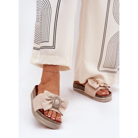 Flip fallas de mujeres en la plataforma con arco y un broche decorativo beige 2