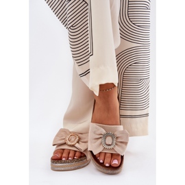 Flip fallas de mujeres en la plataforma con arco y un broche decorativo beige 3