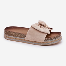 Flip fallas de mujeres en la plataforma con arco y un broche decorativo beige 4