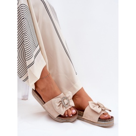 Flip fallas de mujeres en la plataforma con arco y un broche decorativo beige 7