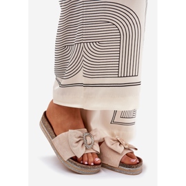 Flip fallas de mujeres en la plataforma con arco y un broche decorativo beige 1