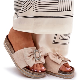 Flip fallas de mujeres en la plataforma con arco y un broche decorativo beige 8