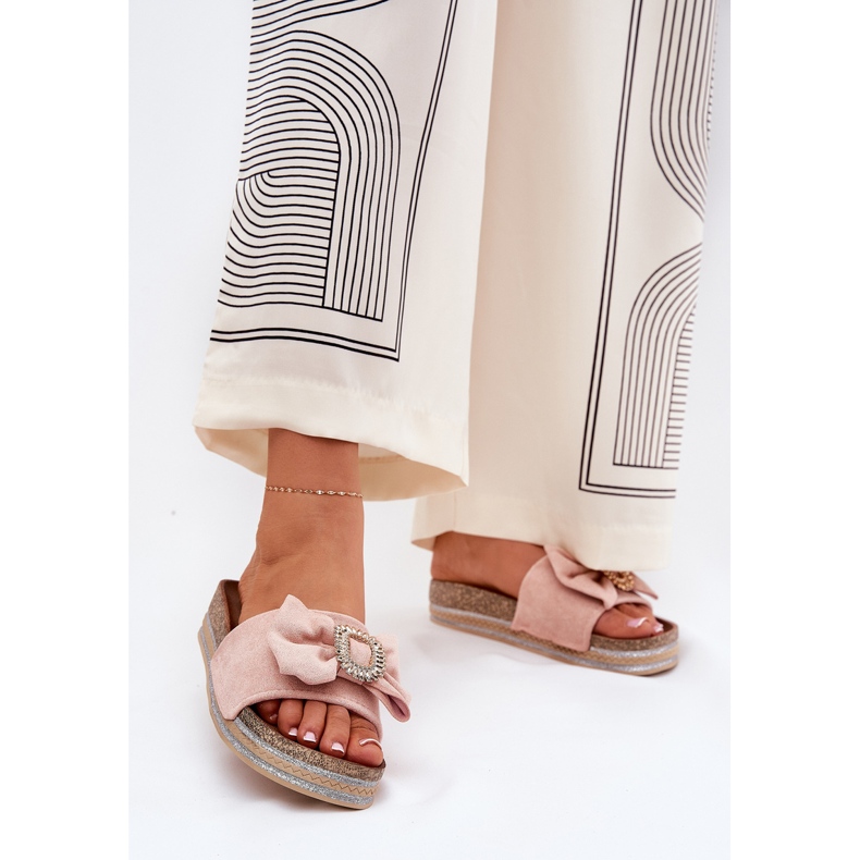 Flip fallas de mujeres en la plataforma con arco y un broche decorativo rosa 2