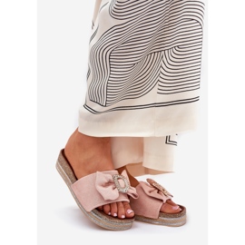 Flip fallas de mujeres en la plataforma con arco y un broche decorativo rosa rosado 1 Flip fallas de mujeres en la plataforma con arco y un broche decorativo rosa rosado 1