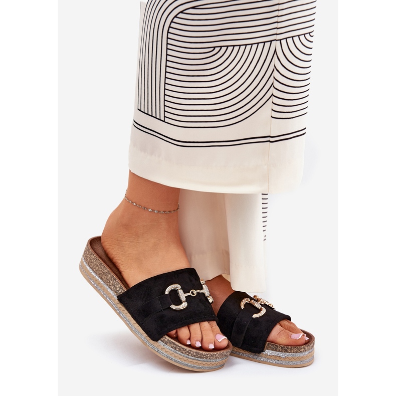 Flip Flip Flip Fins en la plataforma con un adorno dorado y un brocado negro 1