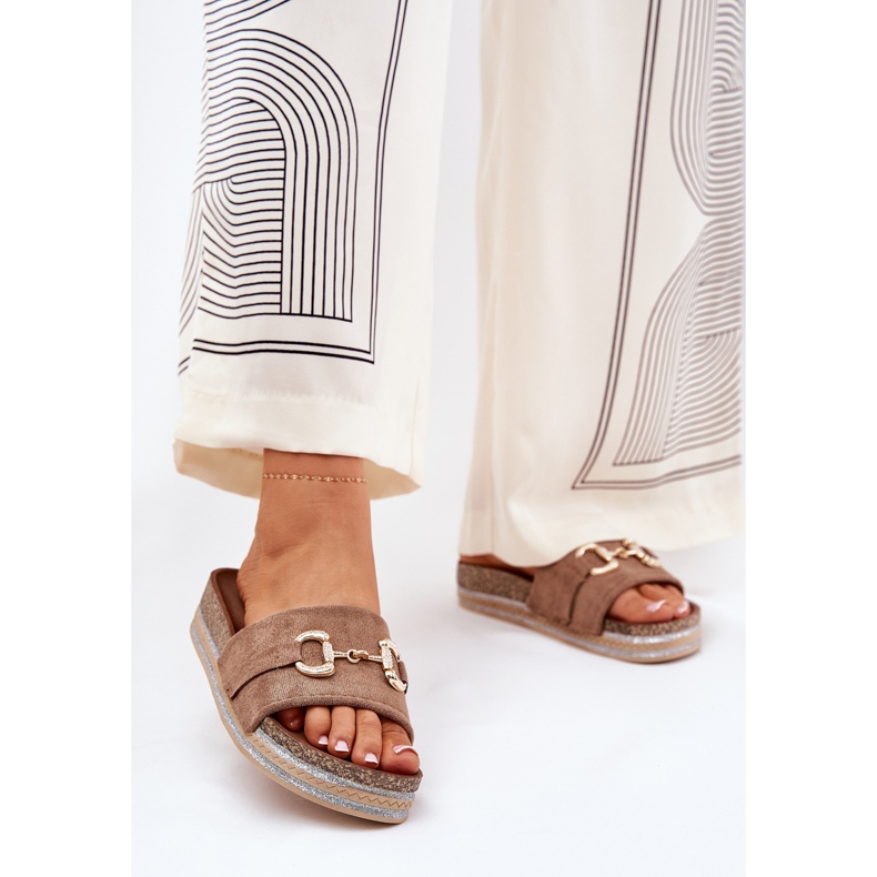 Flip fallas de mujeres en la plataforma con un adorno dorado y brillo de color caqui beige 2