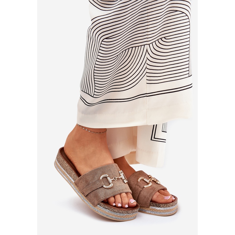 Flip fallas de mujeres en la plataforma con un adorno dorado y brillo de color caqui beige 1