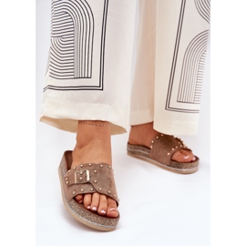 Zapatillas para mujeres en la plataforma con una hebilla y sementales de color caqui beige 2 Zapatillas para mujeres en la plataforma con una hebilla y sementales de color caqui beige 2