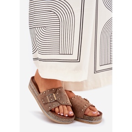 Zapatillas para mujeres en la plataforma con una hebilla y sementales de color caqui beige 1