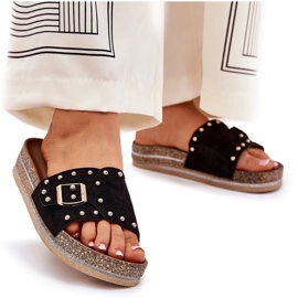 Zapatillas para mujeres en la plataforma con una hebilla y sementales negros 10