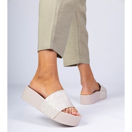 Beige presionando chanclas 1