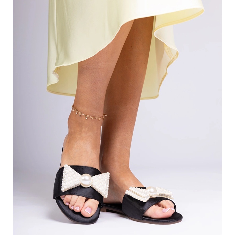 Chanclas de satén negra con un arco en perlas negro 2 Chanclas de satén negra con un arco en perlas negro 2