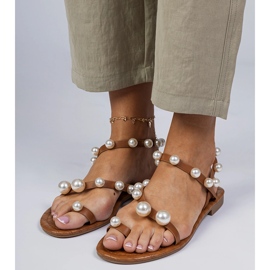 Sandalias de mujer marrones decoradas con perlas marrón 4