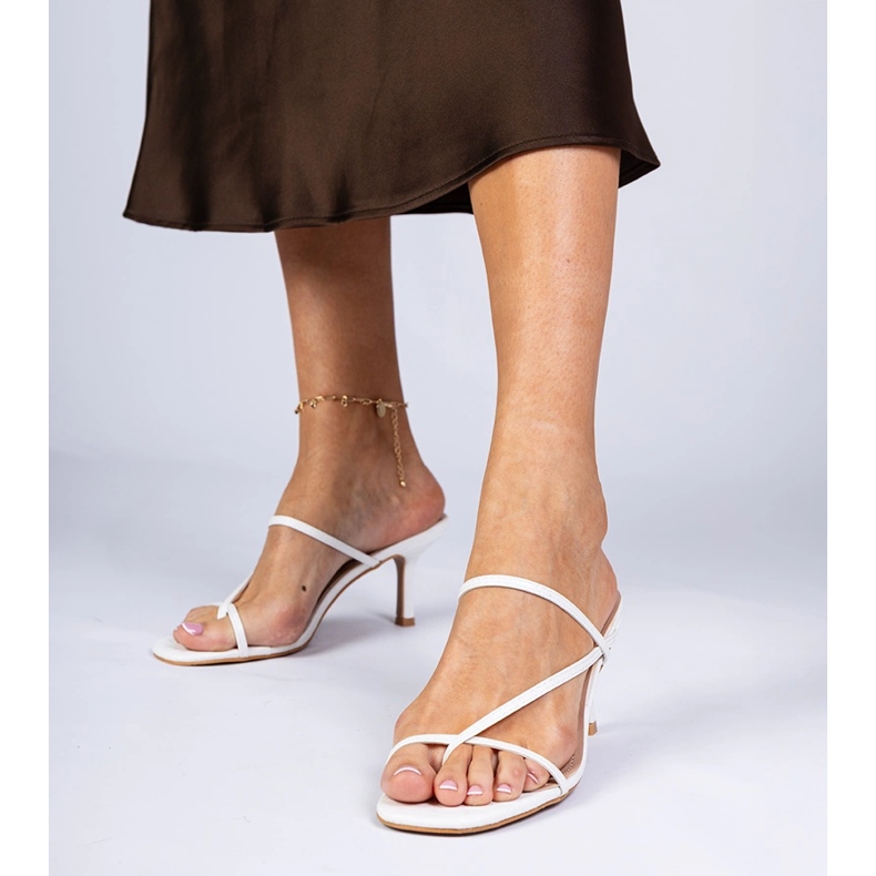 Chanclas blancas elegantes sobre un tacón alto blanco 1