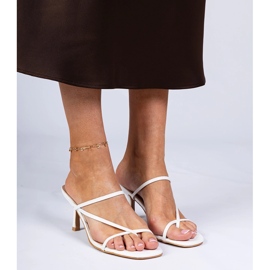 Chanclas blancas elegantes sobre un tacón alto blanco 2