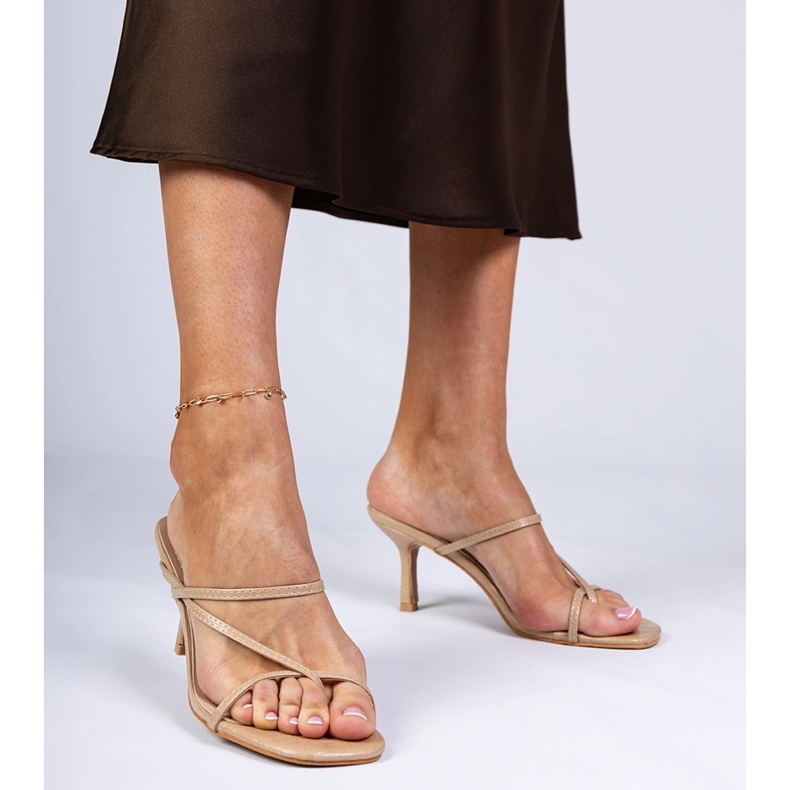 Beige elegantes chanclas sobre un tacón alto 1