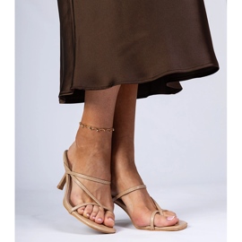 Beige elegantes chanclas sobre un tacón alto 2