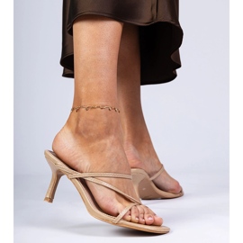 Beige elegantes chanclas sobre un tacón alto 3