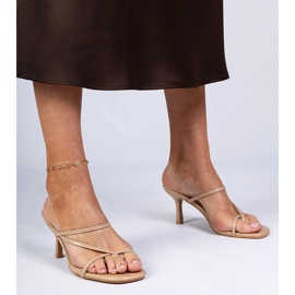 Beige elegantes chanclas sobre un tacón alto 4