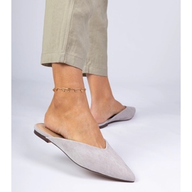 Elegantes chanclas grises hechas de ekozamszu 1