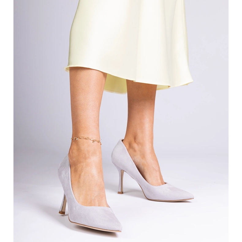 Bombas clásicas grises en el talón de Ekozamsz 1