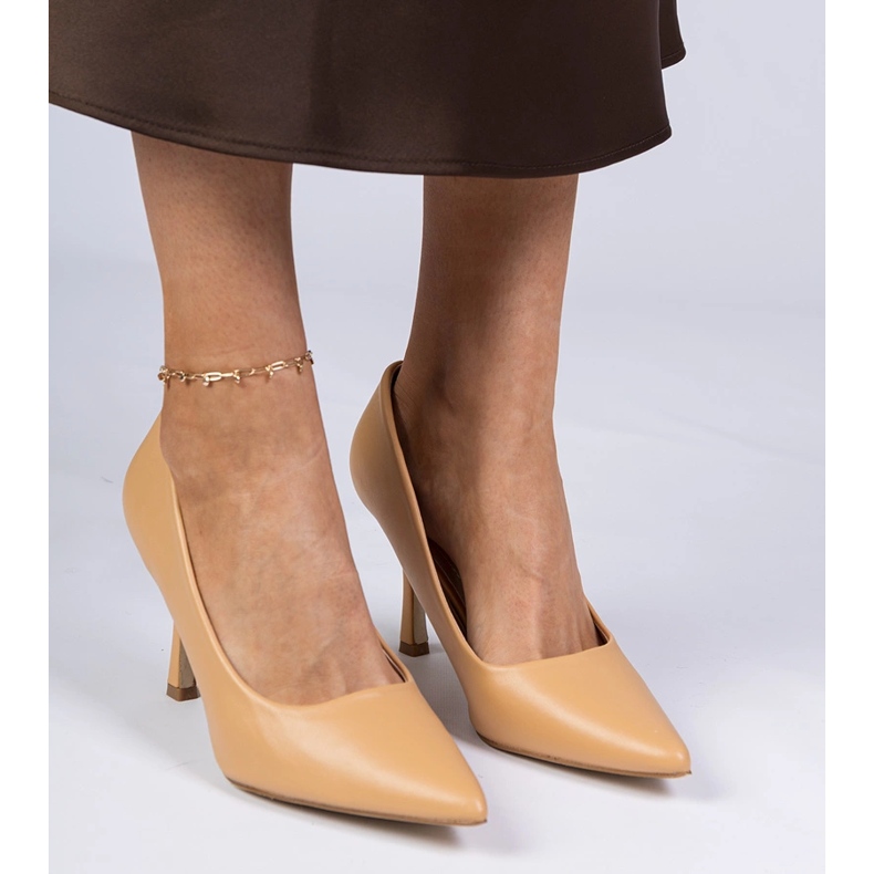 Bombas clásicas marrones en un talón alto ecológico marrón 1