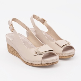 Goodin Light -Seige Sandals en una cuña baja beige 1
