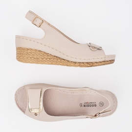 Goodin Light -Seige Sandals en una cuña baja beige 4