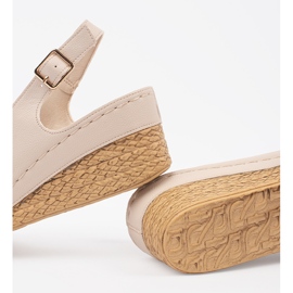 Goodin Light -Seige Sandals en una cuña baja beige 2