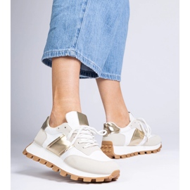 Zapatillas beige con protector visible. 5