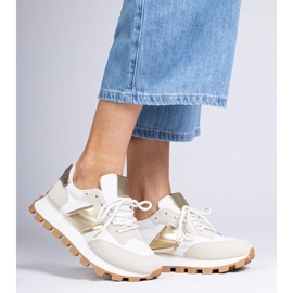 Zapatillas beige con protector visible. 6