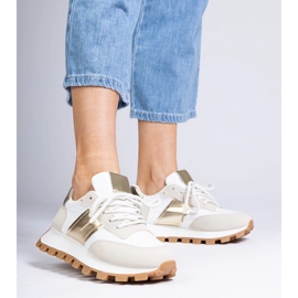 Zapatillas beige con protector visible. 7