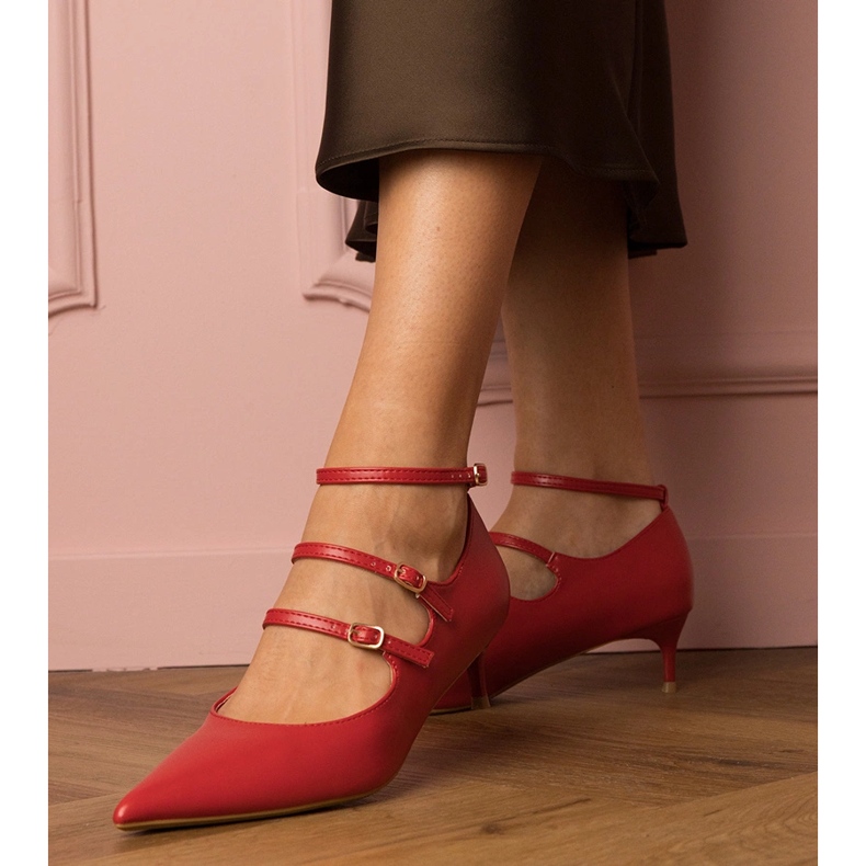 Bombas rojas en una pila baja con hebillas rojo 1