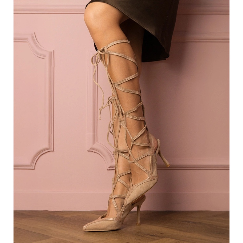 Sandalias beige en un tacón alto atado con circones 1