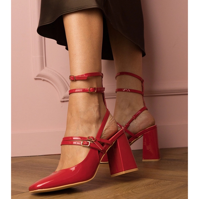 Bombas rojas barnizadas en la publicación rojo 1