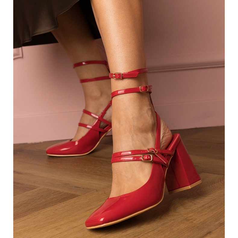 Bombas rojas barnizadas en la publicación rojo 2